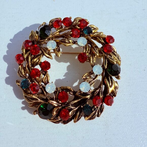 Vintage Christmas Wreath Brooch Pin Gold Tone Rhinestone Holiday Outfit Gift - Picture 12 of 15